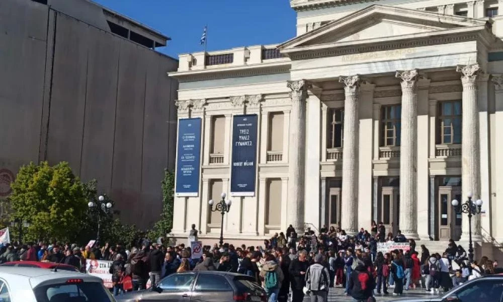 Μη κρατικά πανεπιστήμια: Φοιτητές και μαθητές διαδηλώνουν έξω από το Δημοτικό Θέατρο